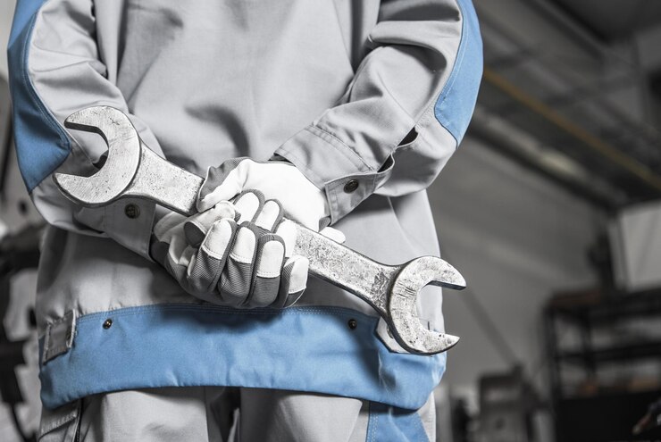 الشارقة 3 midsection man holding wrench workshop 1048944 14074463